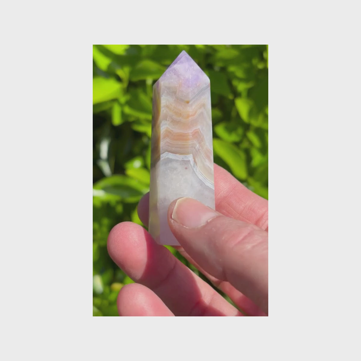 Vidéo montrant les strates naturelles et la brillance cristalline d'une pointe d'Agate Améthyste de 57g sous différents angles de lumière