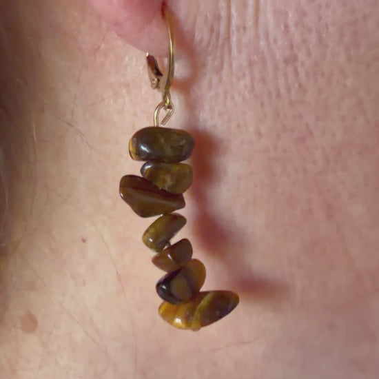 Boucles d'oreilles en acier inoxydable doré et pierres naturelles en chips d'œil de tigre par MEANANIMAOLI