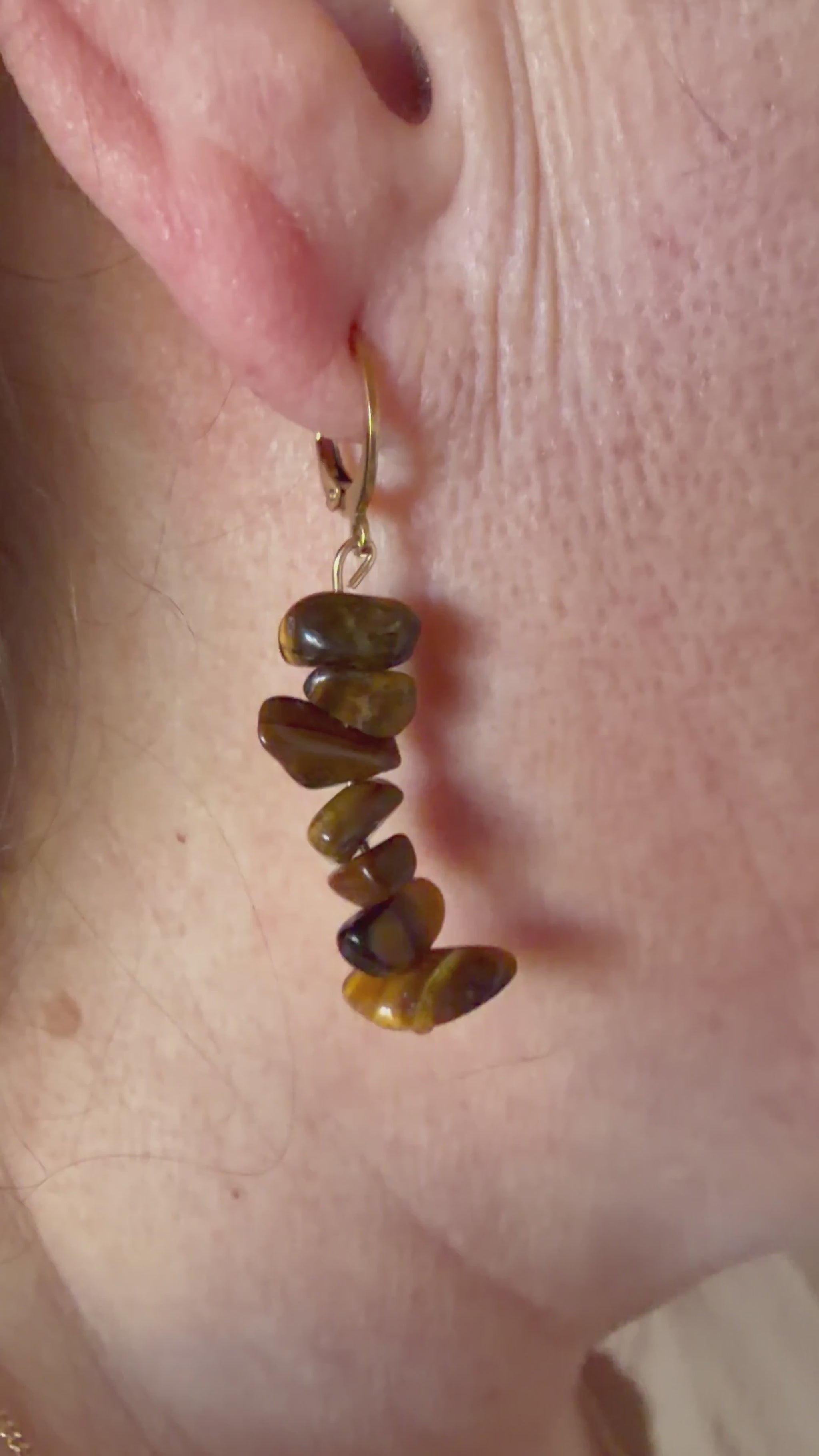 Boucles d'oreilles en acier inoxydable doré et pierres naturelles en chips d'œil de tigre par MEANANIMAOLI