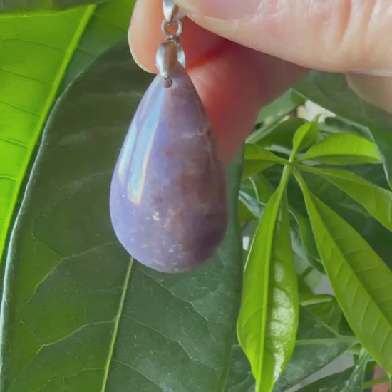 Vidéo d'un collier en Calcédoine violette naturelle aux nuances lavande, monté sur une chaîne en acier inoxydable MEANANIMAOLI. On y voit la douceur de la pierre et ses reflets pastel