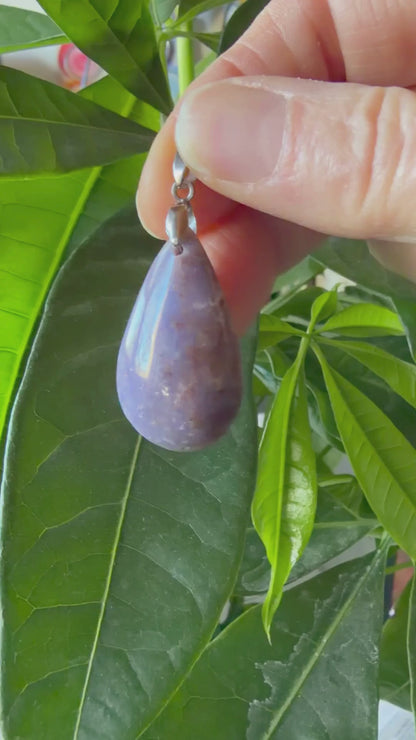 Vidéo d'un collier en Calcédoine violette naturelle aux nuances lavande, monté sur une chaîne en acier inoxydable MEANANIMAOLI. On y voit la douceur de la pierre et ses reflets pastel