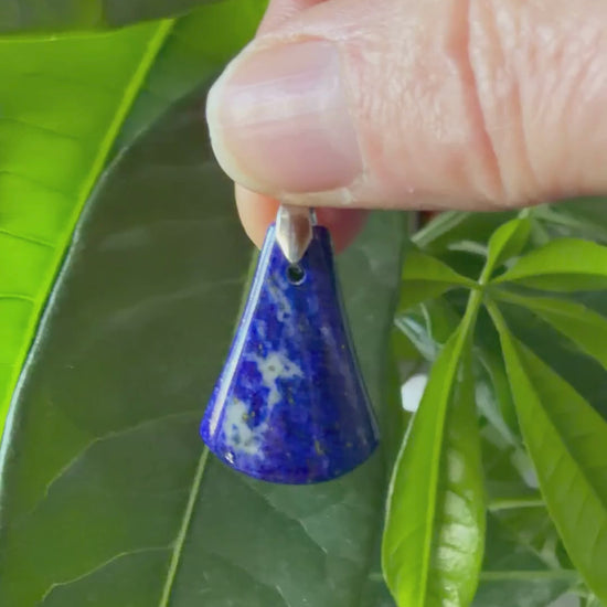 Vidéo d'un collier en Lapis-Lazuli véritable avec éclats de Pyrite dorés, monté sur une chaîne en acier inoxydable MEANANIMAOLI. On y voit les reflets naturels de la pierre bleue