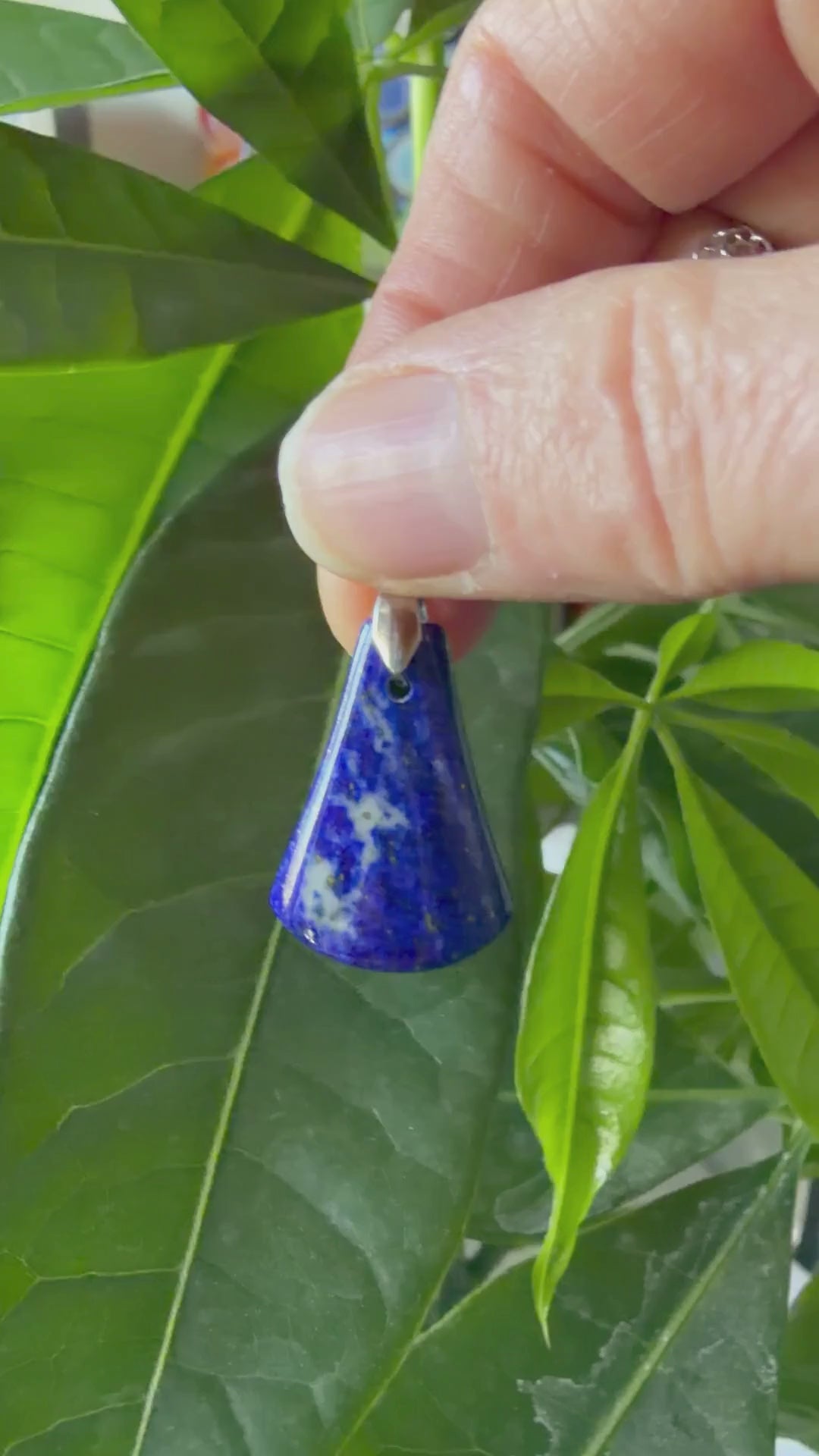 Vidéo d'un collier en Lapis-Lazuli véritable avec éclats de Pyrite dorés, monté sur une chaîne en acier inoxydable MEANANIMAOLI. On y voit les reflets naturels de la pierre bleue