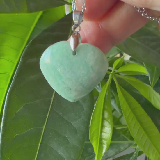 Vidéo d'un collier en Amazonite naturelle aux teintes bleu-vert et turquoise, monté sur une chaîne en acier inoxydable MEANANIMAOLI. La vidéo montre les reflets soyeux et la couleur lumineuse de la pierre