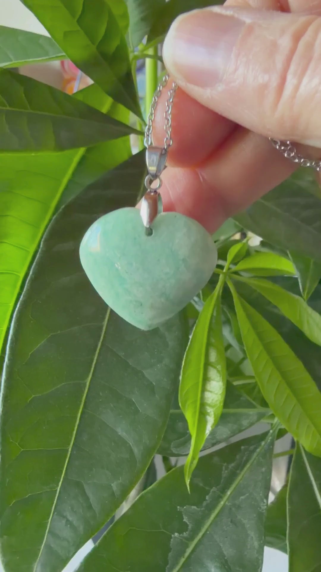 Vidéo d'un collier en Amazonite naturelle aux teintes bleu-vert et turquoise, monté sur une chaîne en acier inoxydable MEANANIMAOLI. La vidéo montre les reflets soyeux et la couleur lumineuse de la pierre
