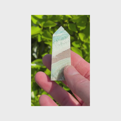 Vidéo de présentation d'une pointe de Calcite des Caraïbes de 50g, montrant ses nuances douces et sa brillance naturelle sous différents angles