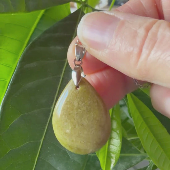 Vidéo d'un collier en Opale Verte naturelle aux teintes vert olive, monté sur une chaîne en acier inoxydable par MEANANIMAOLI. La vidéo met en avant la couleur terreuse unique et l'éclat naturel de la pierre