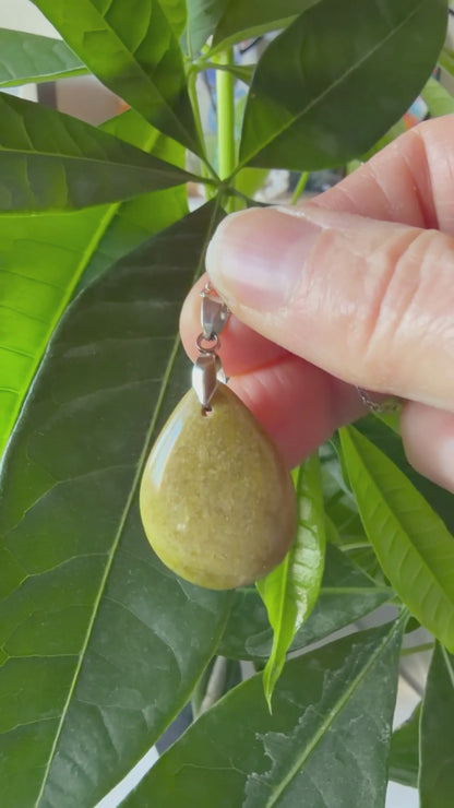 Vidéo d'un collier en Opale Verte naturelle aux teintes vert olive, monté sur une chaîne en acier inoxydable par MEANANIMAOLI. La vidéo met en avant la couleur terreuse unique et l'éclat naturel de la pierre