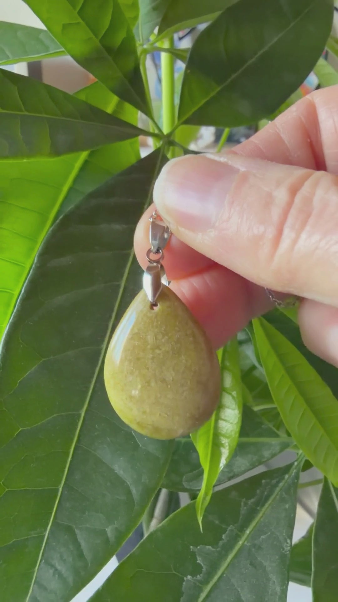 Vidéo d'un collier en Opale Verte naturelle aux teintes vert olive, monté sur une chaîne en acier inoxydable par MEANANIMAOLI. La vidéo met en avant la couleur terreuse unique et l'éclat naturel de la pierre