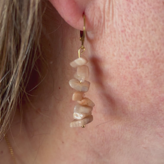 Boucles d'oreilles en acier inoxydable doré et pierres naturelles en chips de Pierre de Soleil par MEANANIMAOLI