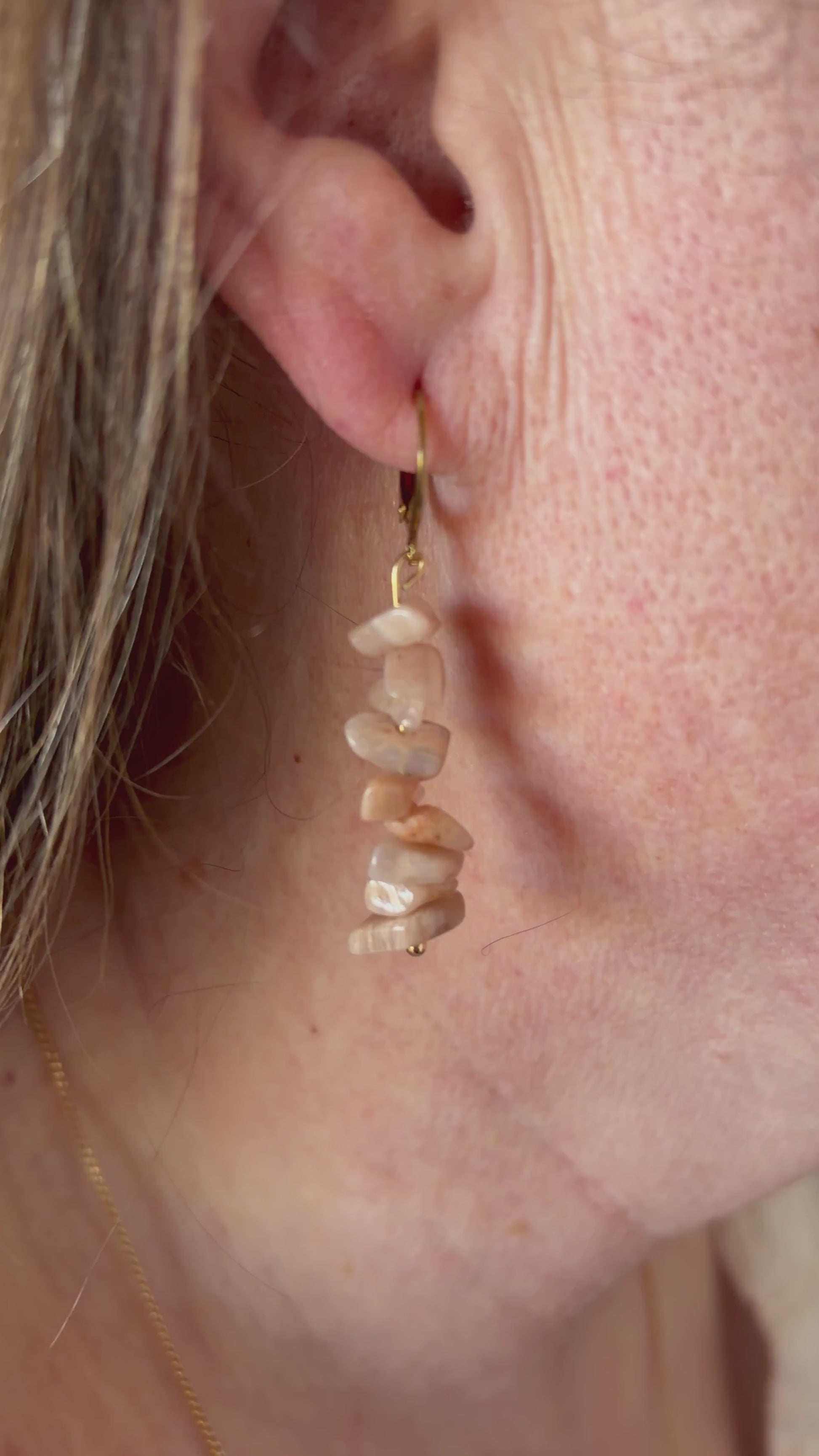Boucles d'oreilles en acier inoxydable doré et pierres naturelles en chips de Pierre de Soleil par MEANANIMAOLI