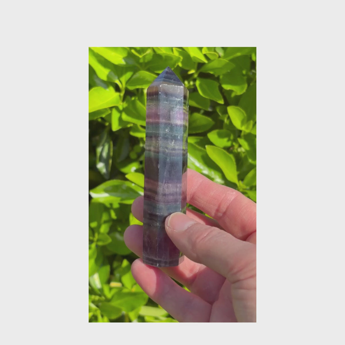 Vidéo d'une pointe de Fluorite de 120g révélant la beauté de ses couches de couleurs successives et sa transparence sous la lumière