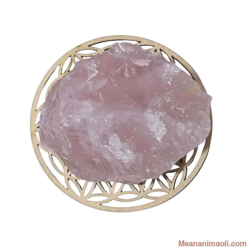 Pierre de quartz rose brut maturelle 330g - posée sur une fleur de vie en bois