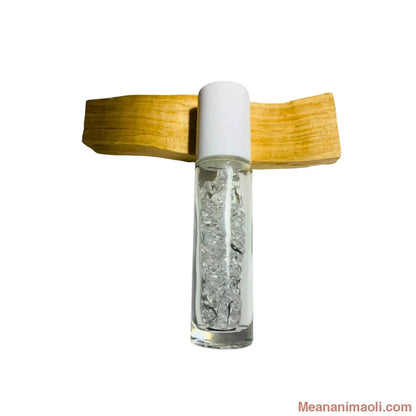 Flacon Roll-On rechargeable en verre transparent avec bille diffuseur en Cristal de Roche naturel. Utilisé pour l'application d'huiles essentielles. Produit MEANANIMAOLI.