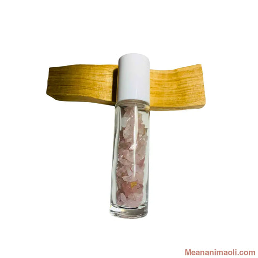 Flacon Roll-On rechargeable en verre transparent avec bille diffuseur en Quartz Rose naturel. Utilisé pour l'application d'huiles essentielles. Produit MEANANIMAOLI.