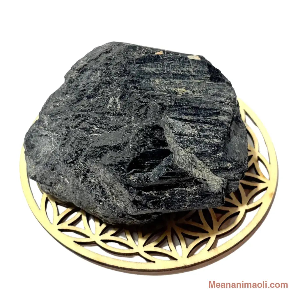 Pierre de Tourmaline Noire brute de 330g posée sur une fleur de vie en bois